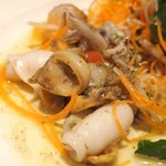 アトリエドアイ - ランチコース 3456円 の魚介類のソテー マルチカラーサラダ