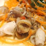 アトリエドアイ - ランチコース 3456円 の魚介類のソテー マルチカラーサラダ