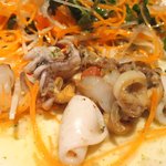 アトリエドアイ - ランチコース 3456円 の魚介類のソテー マルチカラーサラダ