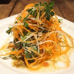 ランチコース 3456円 の魚介類のソテー マルチカラーサラダ