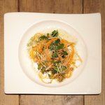 アトリエドアイ - ランチコース 3456円 の魚介類のソテー マルチカラーサラダ