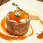 アトリエドアイ - ランチコース 3456円 の温かいリンゴのタルトフィンとシナモンのアイスクリーム