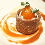 アトリエドアイ - ランチコース 3456円 の温かいリンゴのタルトフィンとシナモンのアイスクリーム