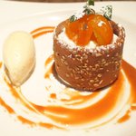 アトリエドアイ - ランチコース 3456円 の温かいリンゴのタルトフィンとシナモンのアイスクリーム