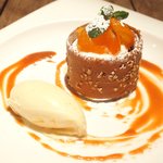 ランチコース 3456円 の温かいリンゴのタルトフィンとシナモンのアイスクリーム