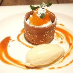 アトリエドアイ - ランチコース 3456円 の温かいリンゴのタルトフィンとシナモンのアイスクリーム