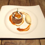 アトリエドアイ - ランチコース 3456円 の温かいリンゴのタルトフィンとシナモンのアイスクリーム