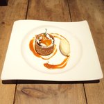 アトリエドアイ - ランチコース 3456円 の温かいリンゴのタルトフィンとシナモンのアイスクリーム