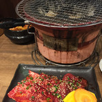 ソウル苑 - ランチ焼肉盛り。奥に見えるキムチは食べ放題！