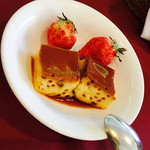 Yutoriro Karuizawa Hotel - 2017/2/12 モーニングで利用。
                      イチゴとプリンを…他には、シリアルやコーンフレークなど…