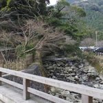 茅乃舎 - 奥に見えるのが駐車場です.