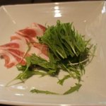 茅乃舎 - 十穀鍋用の豚と水菜　一部鍋に入れた後です