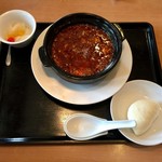 Yuuzen - 四川麻婆豆腐蒸しパン付き、1600円です。