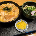 まるうま - 「カツ丼セット」（720円）。 かつ丼、ハーフうどん、漬物という内容。