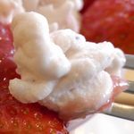 ウッドベリーズ - 続いてはフローズンヨーグルトならではの円やかさと、いちご果肉の爽やかな風味が混ざったいちご風味のフローズンヨーグルトをぺろり。