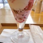 ウッドベリーズ - 下のブロックにはプレーンなフローズンヨーグルトと、カリカリ感満点なスナック生地、いちご感満点なフローズンヨーグルトがたっぷり入っていました。