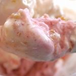 ウッドベリーズ - 底に潜むいちご色満点なフローズンヨーグルトは、酸味が強めでスッキリ風味！上下で味のメリハリが感じられるおかげで、食べ飽きずに最後まで美味しく楽しめました。