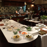 クロスロード - 朝食バイキングの会場。シェフがオムレツを焼いてくれます。