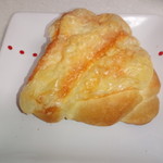 DailyYAMAZAKI - マリボーチーズの塩バターパン（半分の写真です）