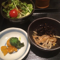 六波羅 - ランチには小鉢とサラダがつきます。