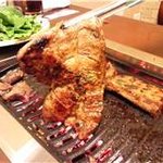 焼肉ドラジ苑 - 焼き上がりの豚味付けカルビ