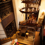 メソン デル プエルト - 吹き抜けの巨大シャンデリアは圧巻です