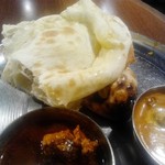 インド料理 ムンバイ - 地元と違って、切ってあるおかわりナン