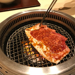 西麻布けんしろう - 【焼きすき】巨大サーロインを広げて