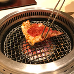 西麻布けんしろう - 【焼きすき】巨大サーロイン 巻き焼き