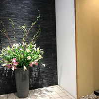 西麻布けんしろう - 大きなお花がお出迎え