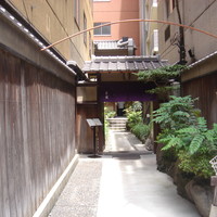 吉寅 - 通路奥に正門があります