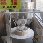 竹野屋 - そば粉を挽いてます