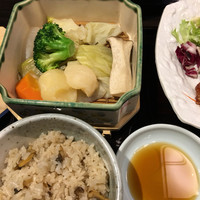 御影蔵 丸ビル - 温野菜はポン酢かゴマだれで。見た目ショボくなるなぁ