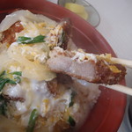 末広食堂 - カツ持ち上げ