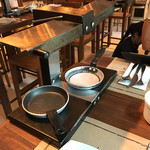 Wine Connection Cheese Bar - ラクレットの機械。テラス席にはついていませんが店内の席にはセットされています。