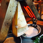 Wine Connection Cheese Bar - 両サイドから温めて下のフライパンに溶けたチーズが溜まります