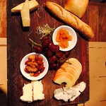 Wine Connection Cheese Bar - チーズ3種盛り$19