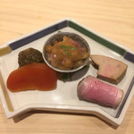 味ひろ - 先付け : からすみ、蕗の薹の煮浸し、海鼠腸と鯛の昆布締め、フォアグラ赤酒漬け、鴨ロース