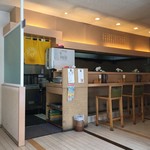 花丸 - カウンター席、小上がり席、テーブル席ございます店内。