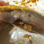 一幸庵 - わらび餅を半分にカット。中にこしあんが入っています。