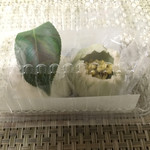 一幸庵 - 左)椿餅、右)薯蕷練切