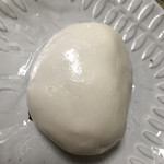 一幸庵 - 椿餅。椿の葉を取ったところ。