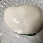 一幸庵 - 椿餅。椿の葉を取ったところ。ツヤツヤです！