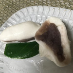 一幸庵 - 椿餅をカット。そこの部分にも椿の葉っぱがしいてありました。