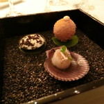 Le Pré Catelan - アミューズ3種　胡麻が敷き詰められています。