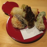 器楽亭 - 海老しんじょと椎茸の天ぷら、蕾菜と味噌の天ぷら、蕗の薹、すっぽんと黄ニラの春巻き