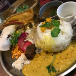 カレー ナド - 急遽大盛の対応をしてもらったので、すこしご飯が崩れちゃってますが、相変わらず素敵な彩り〜。