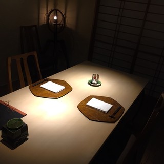 料理人の手さばきを眺めながらお食事が楽しめる非日常的な空間