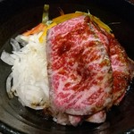 長崎和牛焼肉ぴゅあ - ライスとローストビーフの間にはスライスされた玉ねぎと香味野菜