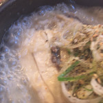 和韓 - 半鶏湯ランチ 1,000円 参鶏湯（半身）肉、皮、軟骨、関節と全て柔らかく煮込まれ、残すのは太骨だけ。